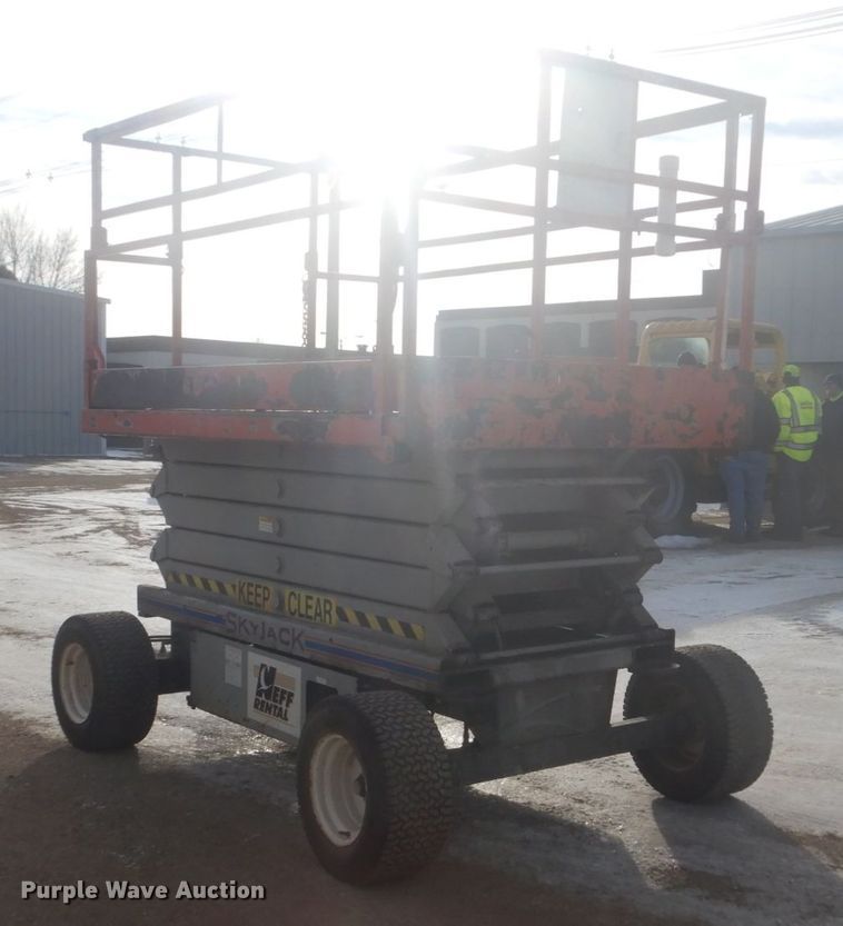 image for item HS9761 2000 Skyjack SJIII 6832  scissor lift
