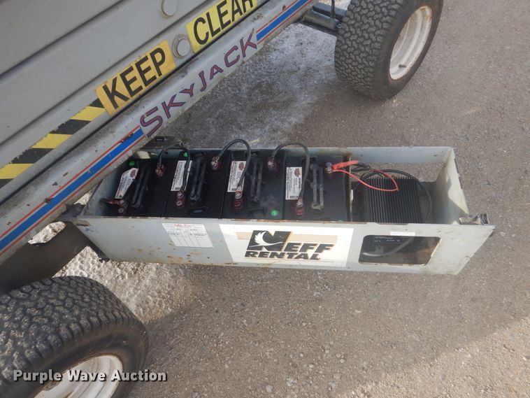 image for item HS9761 2000 Skyjack SJIII 6832  scissor lift