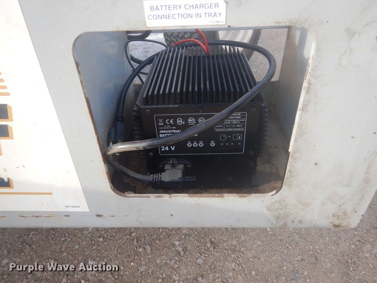 image for item HS9761 2000 Skyjack SJIII 6832  scissor lift