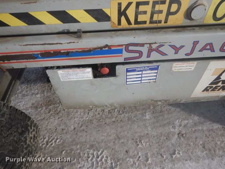 image for item HS9761 2000 Skyjack SJIII 6832  scissor lift
