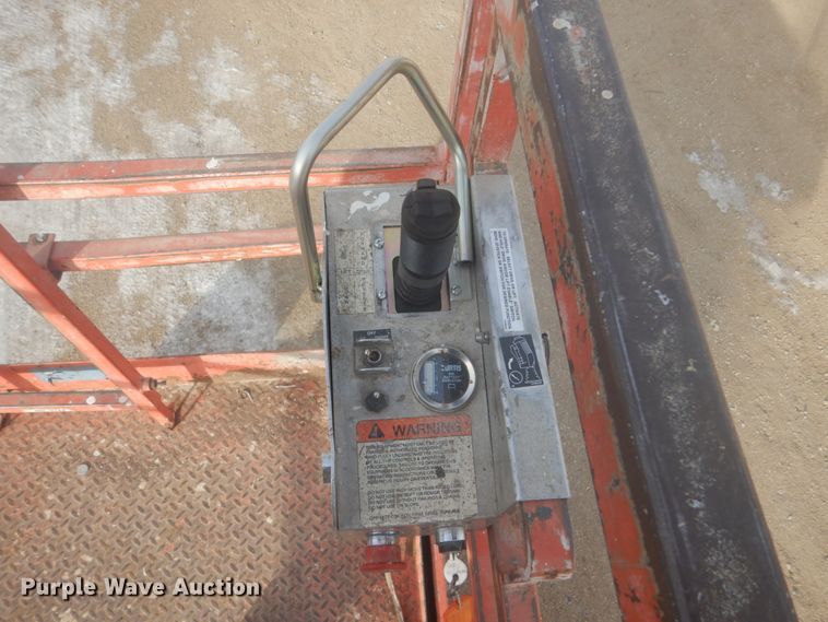 image for item HS9761 2000 Skyjack SJIII 6832  scissor lift