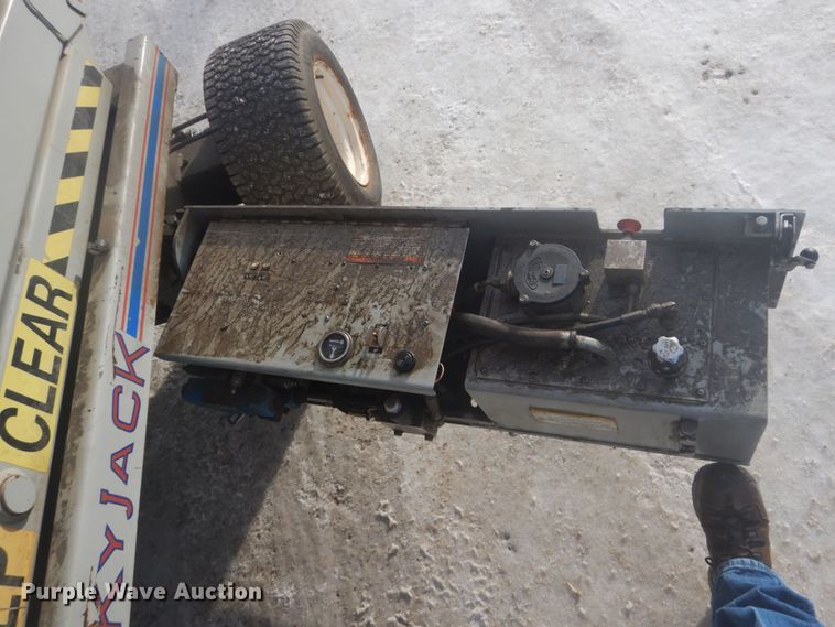 image for item HS9761 2000 Skyjack SJIII 6832  scissor lift