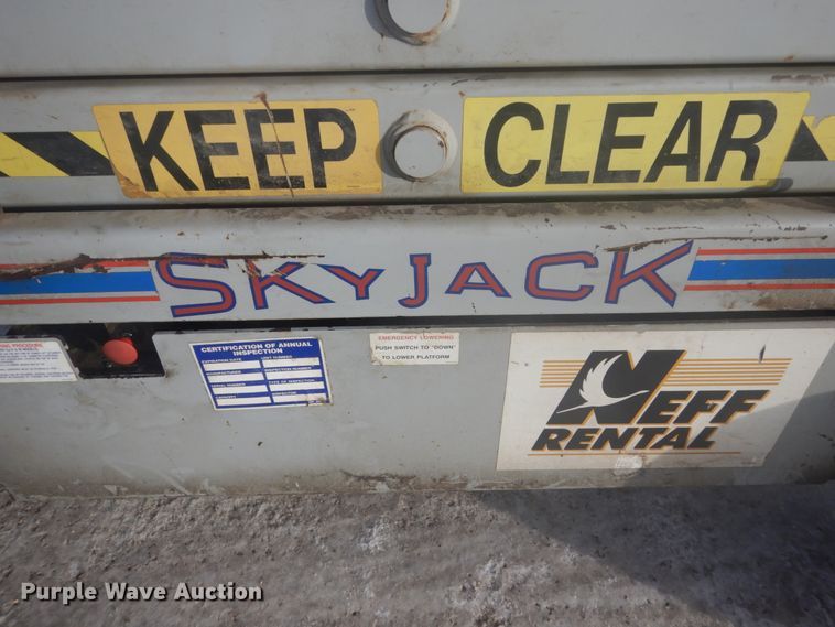 image for item HS9761 2000 Skyjack SJIII 6832  scissor lift