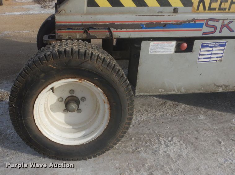 image for item HS9761 2000 Skyjack SJIII 6832  scissor lift