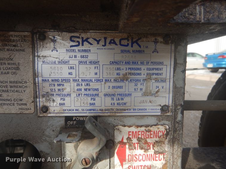 image for item HS9761 2000 Skyjack SJIII 6832  scissor lift