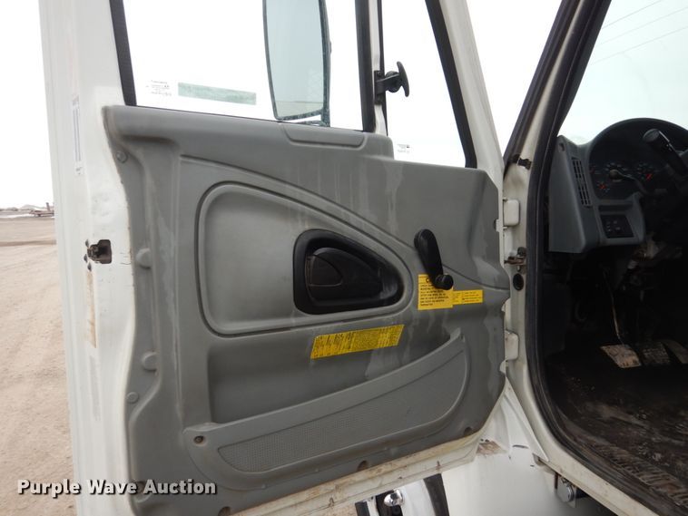 image for item HU9992 2006 International 4200  dump truck