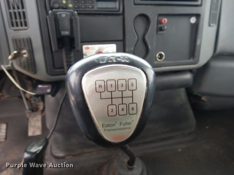 image for item HU9992 2006 International 4200  dump truck