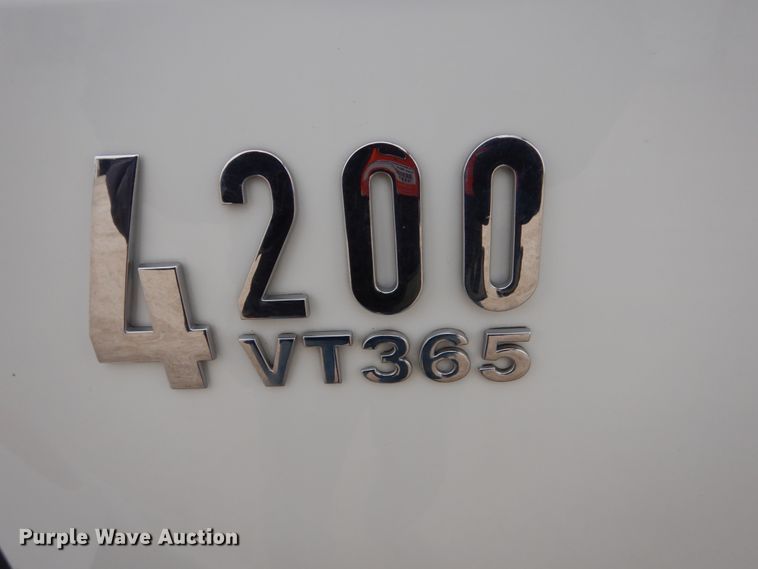 image for item HU9992 2006 International 4200  dump truck