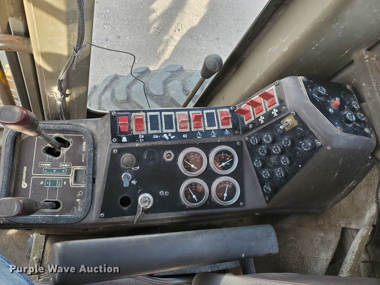 image for item HW9666 1985 Champion 720A  motor grader