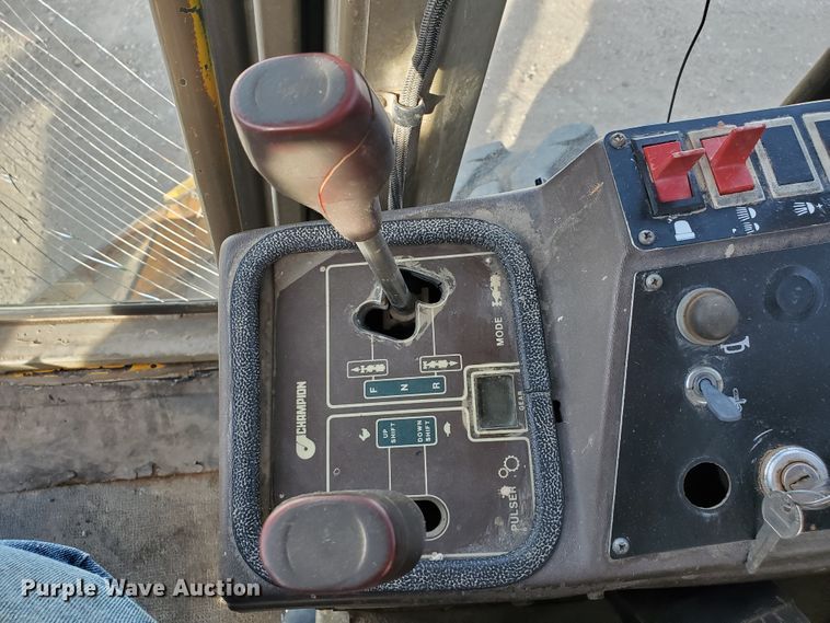 image for item HW9666 1985 Champion 720A  motor grader