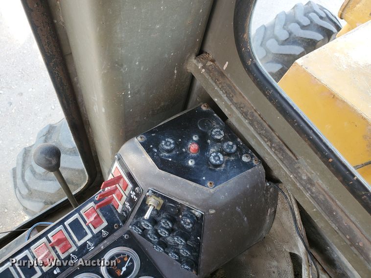 image for item HW9666 1985 Champion 720A  motor grader