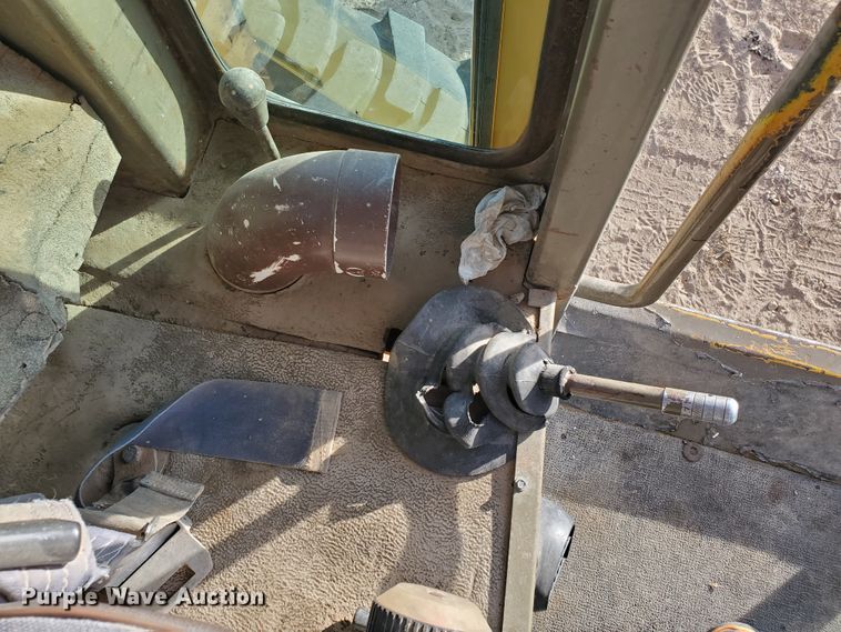 image for item HW9666 1985 Champion 720A  motor grader