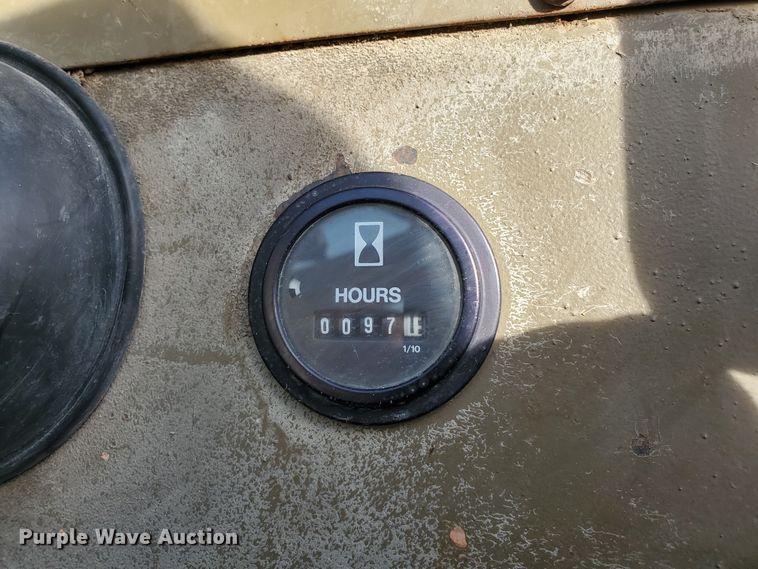 image for item HW9666 1985 Champion 720A  motor grader