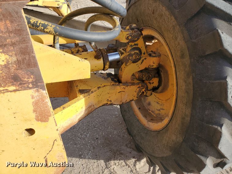 image for item HW9666 1985 Champion 720A  motor grader