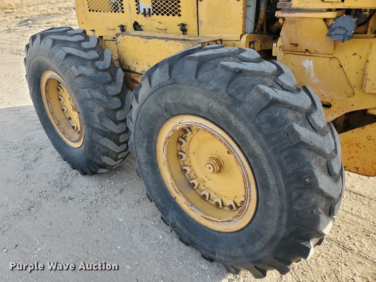 image for item HW9666 1985 Champion 720A  motor grader