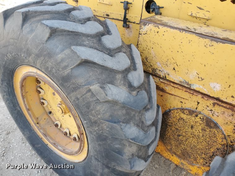 image for item HW9666 1985 Champion 720A  motor grader