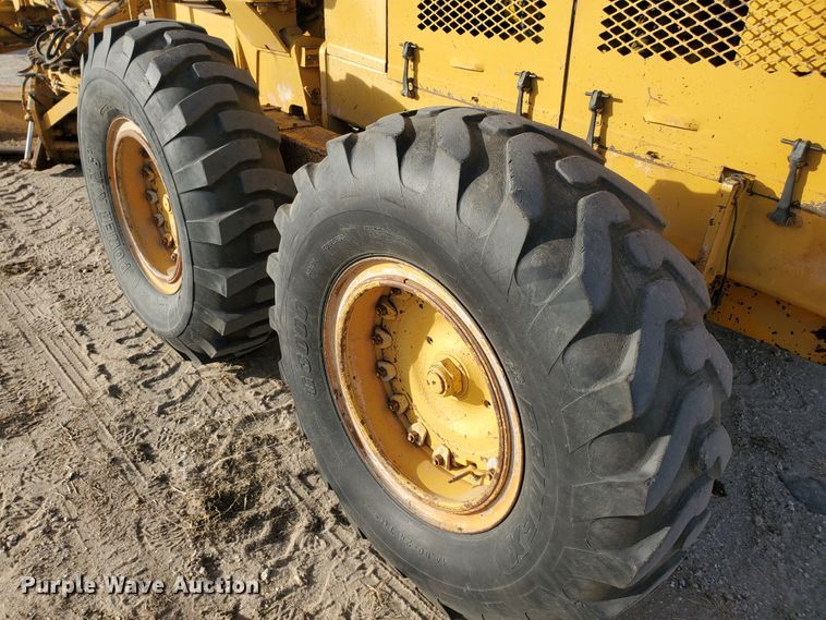 image for item HW9666 1985 Champion 720A  motor grader