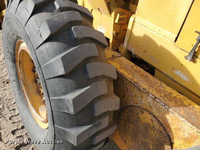 image for item HW9666 1985 Champion 720A  motor grader