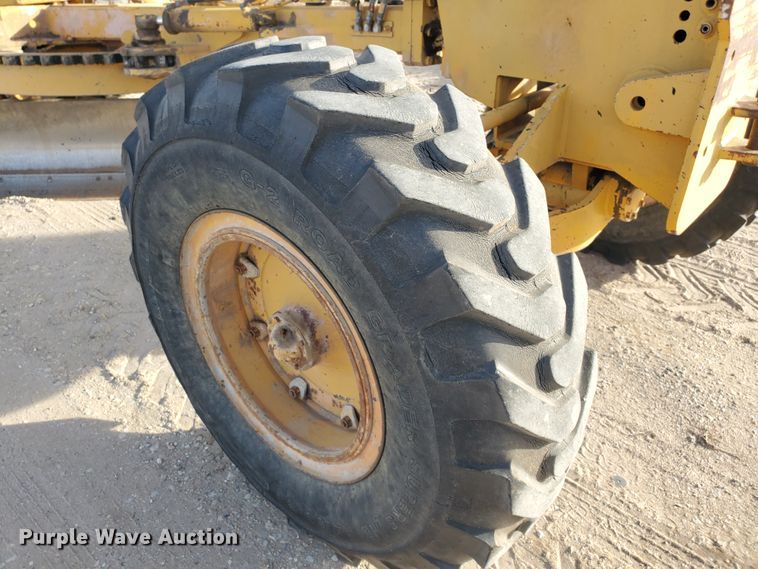 image for item HW9666 1985 Champion 720A  motor grader