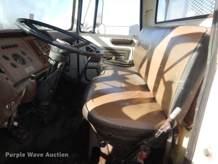 image for item IG9152 1977 Ford 750  bucket truck