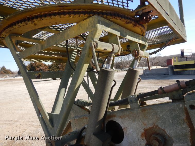 image for item IG9152 1977 Ford 750  bucket truck