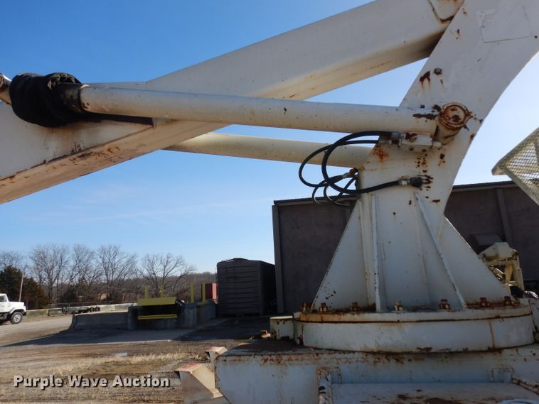 image for item IG9152 1977 Ford 750  bucket truck