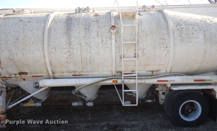image for item IG9154 1963 Fruehauf  pneumatic dry bulk trailer