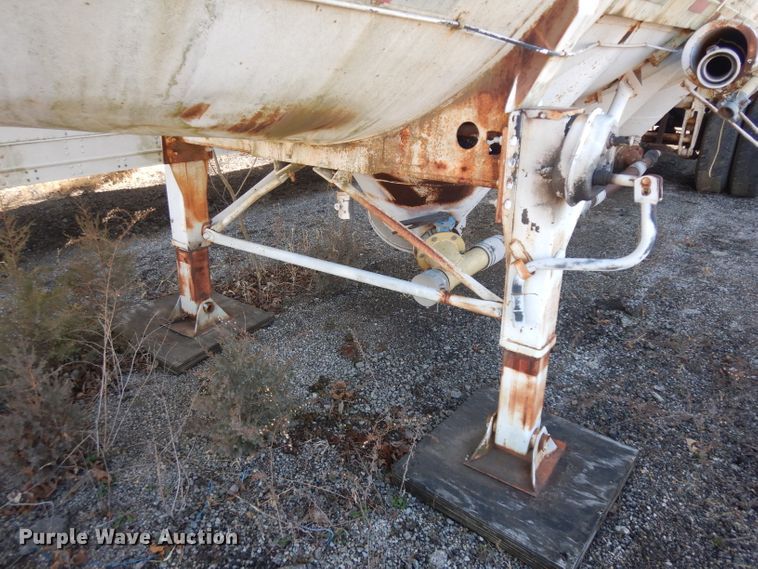 image for item IG9154 1963 Fruehauf  pneumatic dry bulk trailer