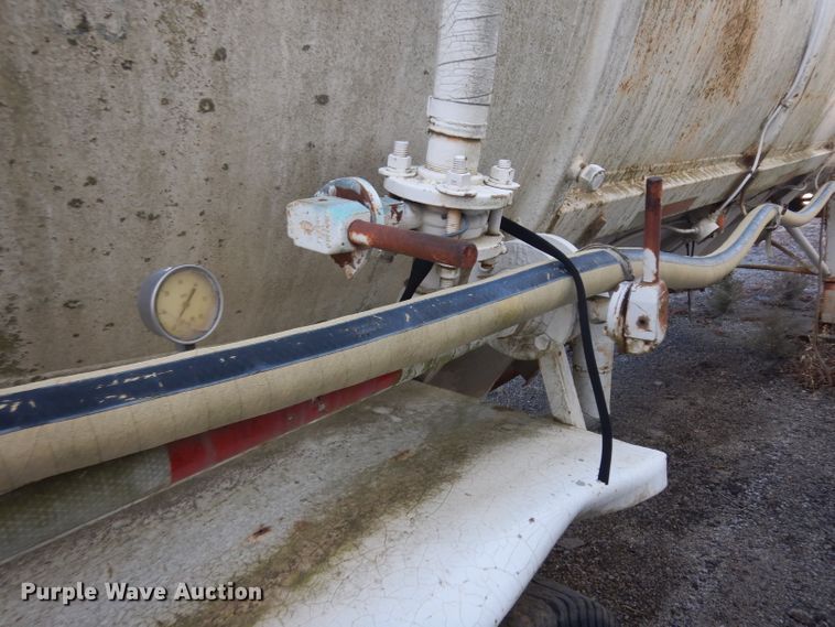 image for item IG9154 1963 Fruehauf  pneumatic dry bulk trailer