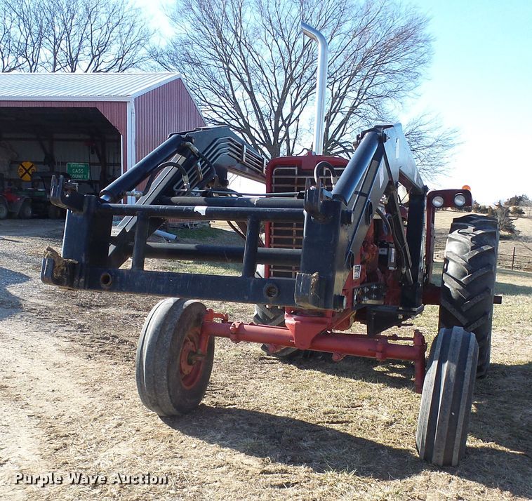 image for item DC2807 International 856  tractor