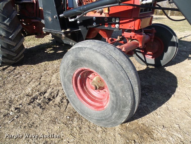 image for item DC2807 International 856  tractor