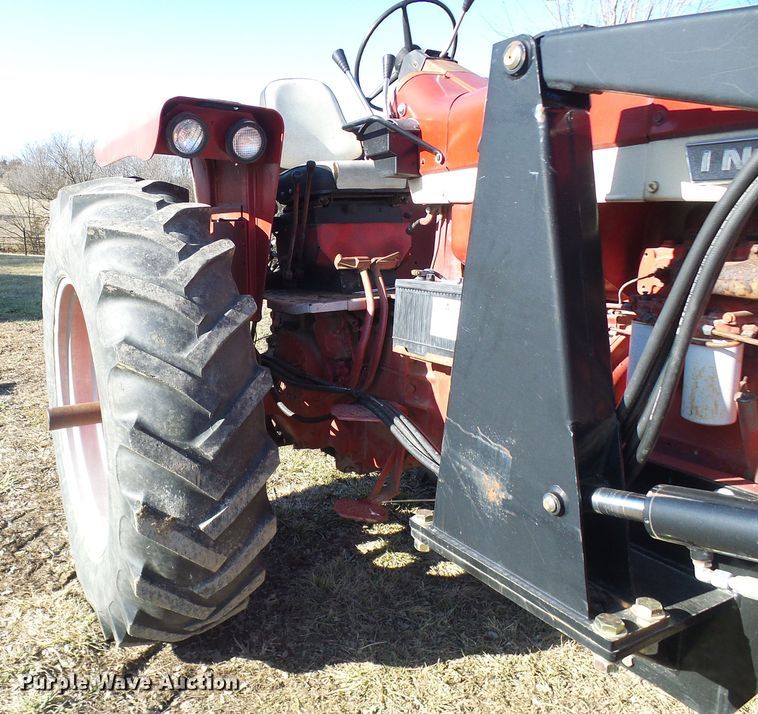 image for item DC2807 International 856  tractor