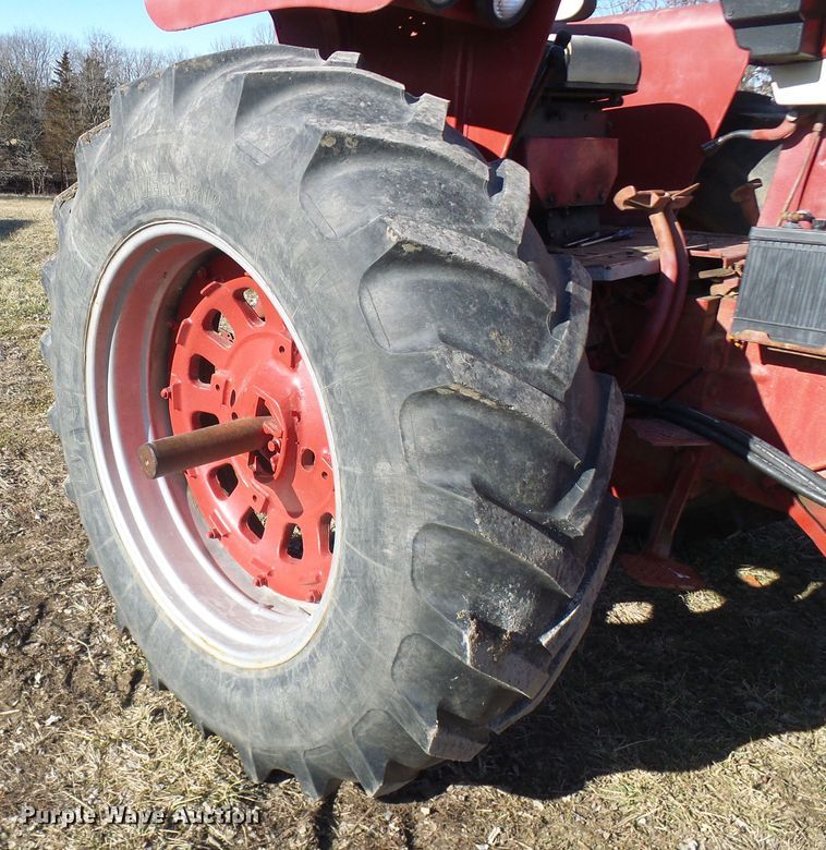 image for item DC2807 International 856  tractor