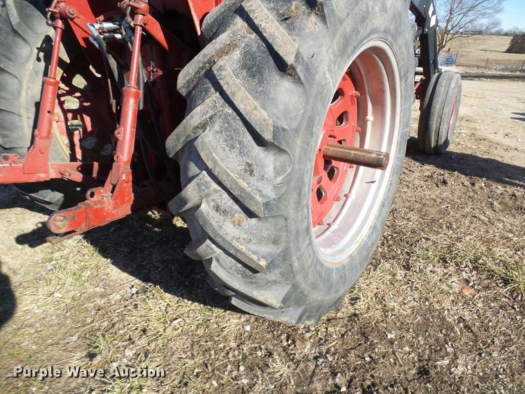 image for item DC2807 International 856  tractor