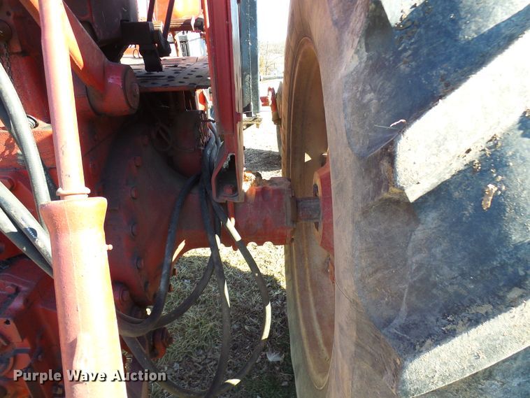 image for item DC2807 International 856  tractor