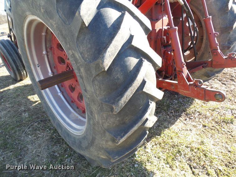 image for item DC2807 International 856  tractor