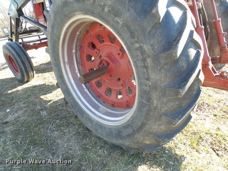 image for item DC2807 International 856  tractor