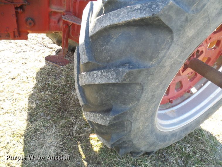 image for item DC2807 International 856  tractor