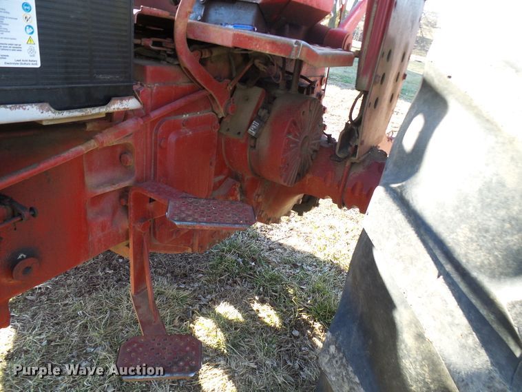 image for item DC2807 International 856  tractor