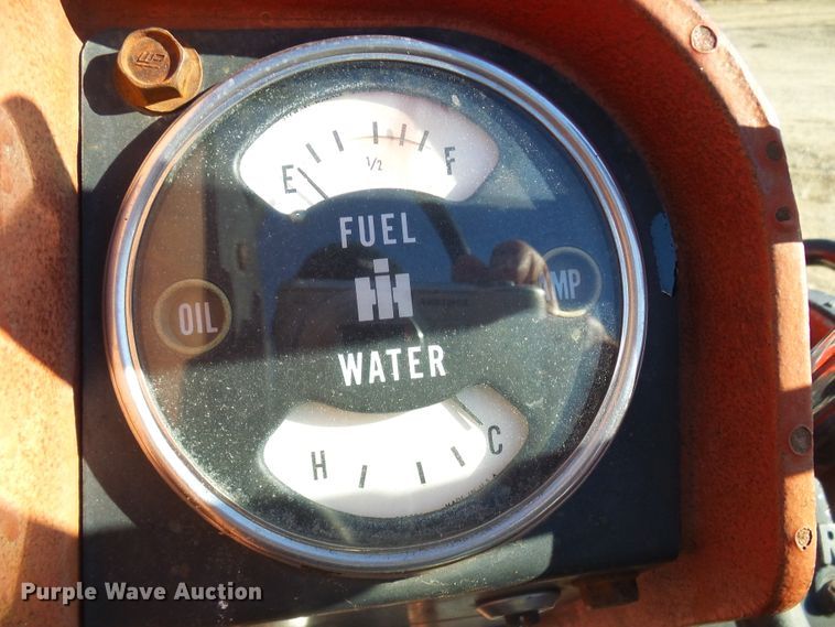 image for item DC2807 International 856  tractor