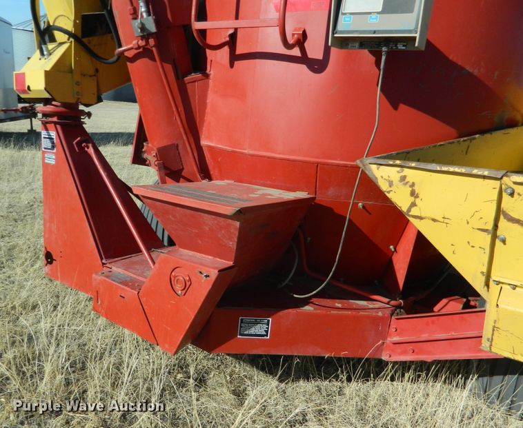 image for item DF4649 New Holland 358 grinder mixer