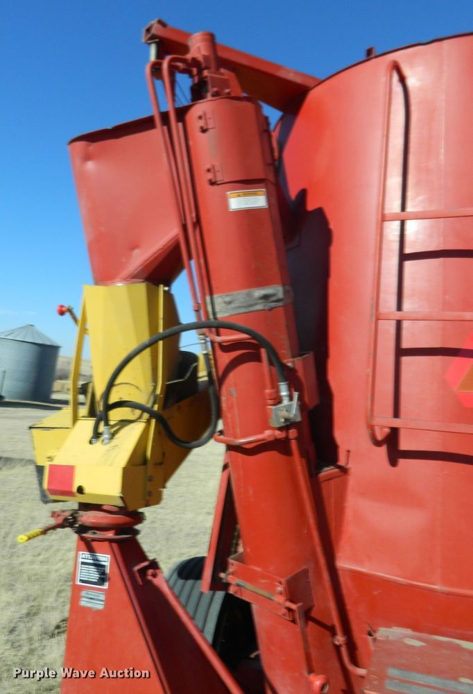 image for item DF4649 New Holland 358 grinder mixer