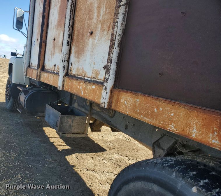 image for item DG8422 1981 Ford L8000  dump truck