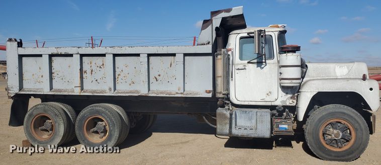 image for item DG8424 1977 Mack R686ST  dump truck