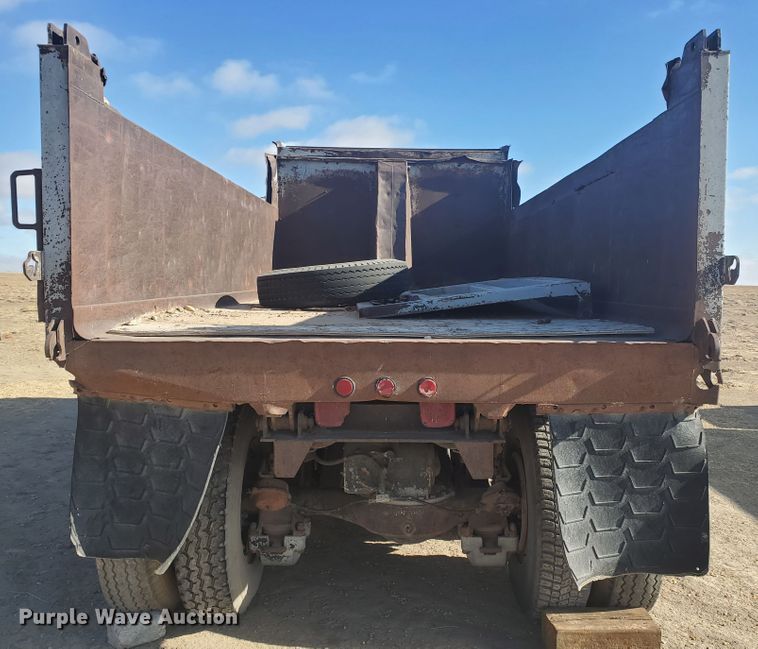 image for item DG8424 1977 Mack R686ST  dump truck