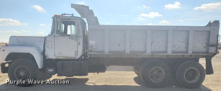 image for item DG8424 1977 Mack R686ST  dump truck