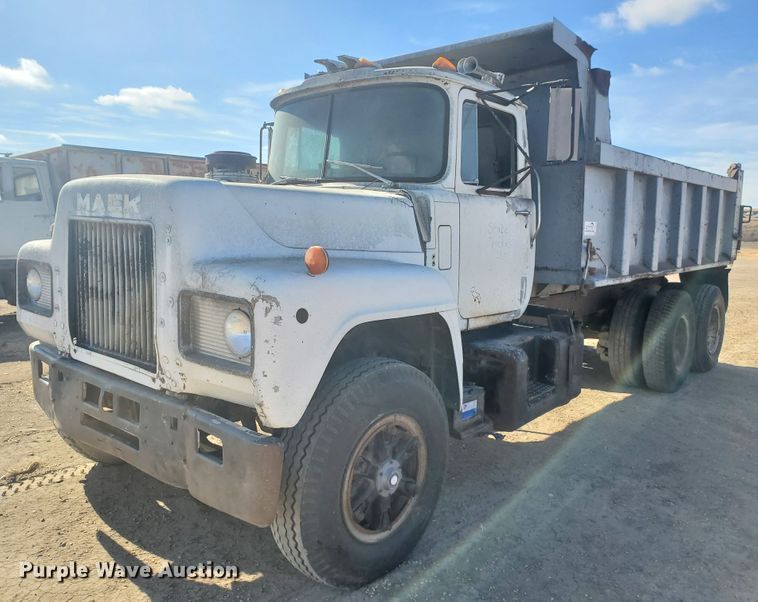 image for item DG8424 1977 Mack R686ST  dump truck