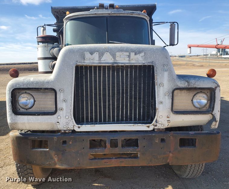 image for item DG8424 1977 Mack R686ST  dump truck