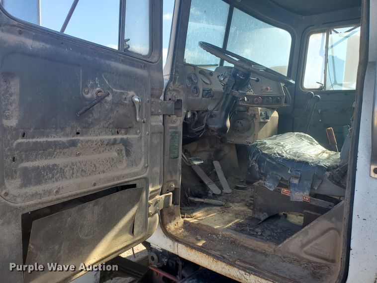 image for item DG8424 1977 Mack R686ST  dump truck