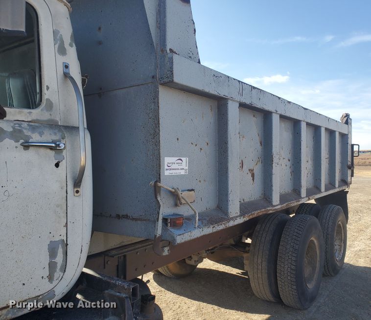 image for item DG8424 1977 Mack R686ST  dump truck